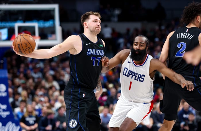 Dallas Mavericks superstar Luka Doncic throwing a pass against the LA Clippers.